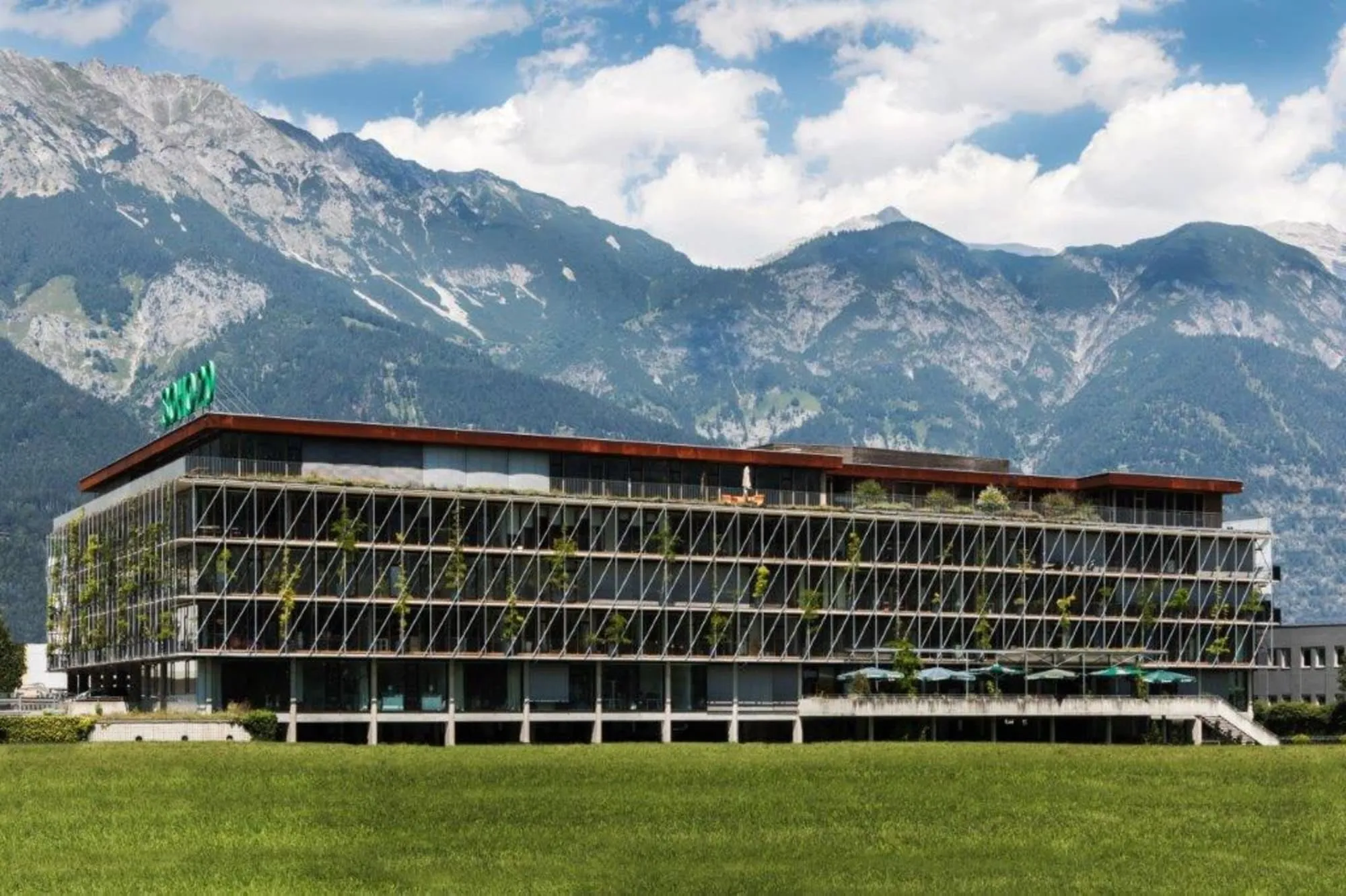 Das Bürogebäude SOHO 2.0 in Innsbruck vor der Nordkette